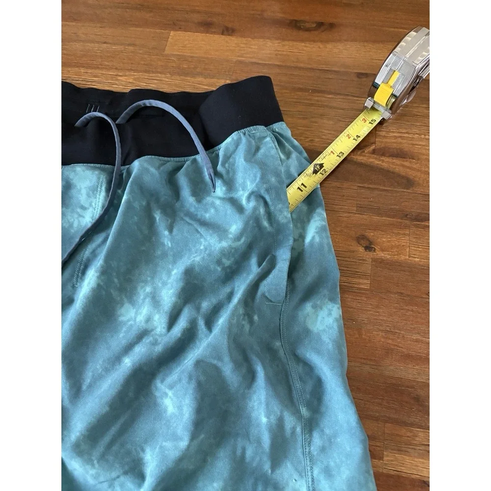 Lululemon Men's Shorts Size Large Pace Breaker 9